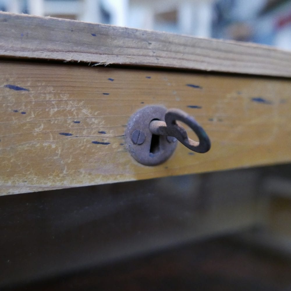 geel houten hangkastje