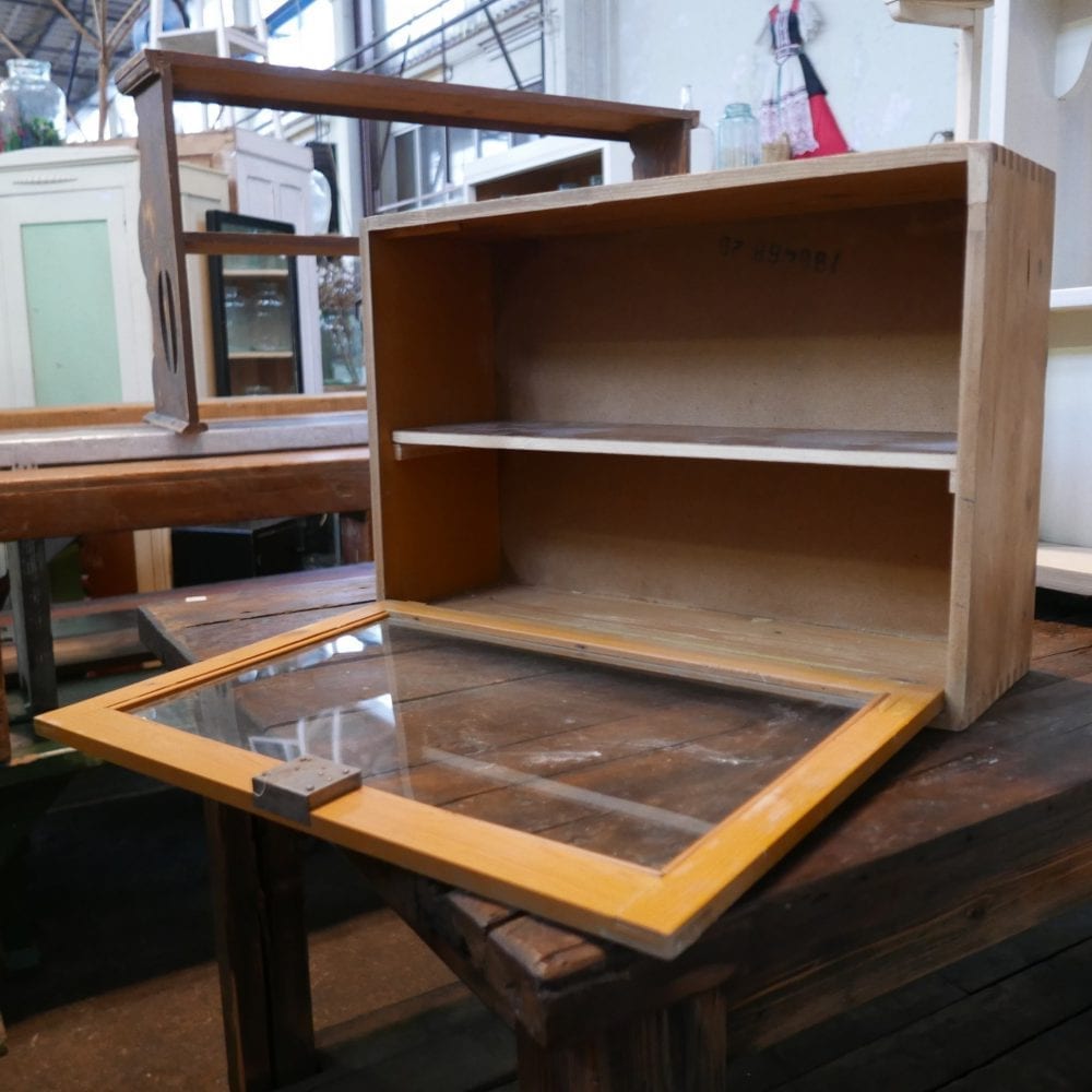 geel houten hangkastje