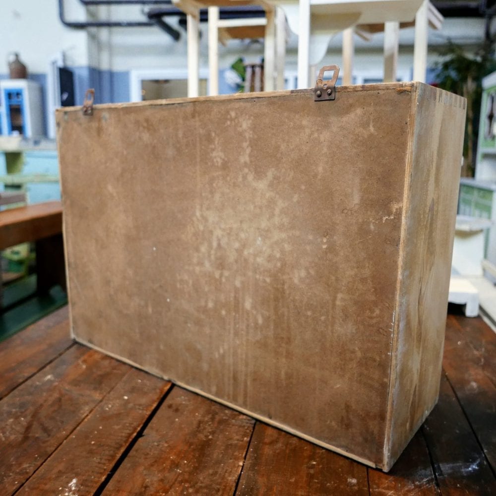 geel houten hangkastje
