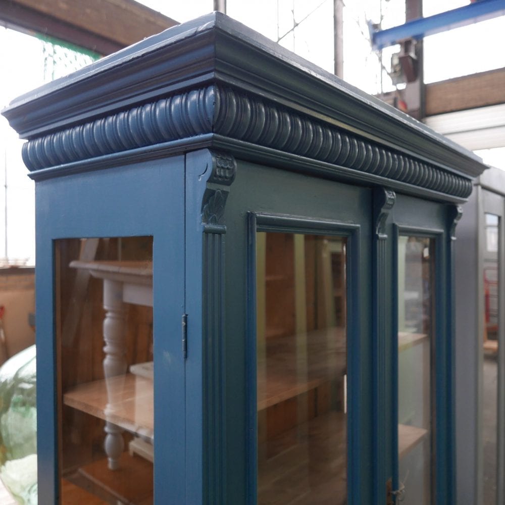 blauwe vitrinekast