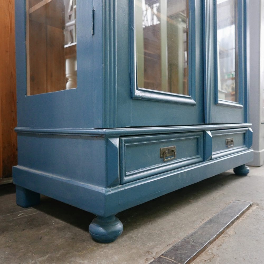 blauwe vitrinekast