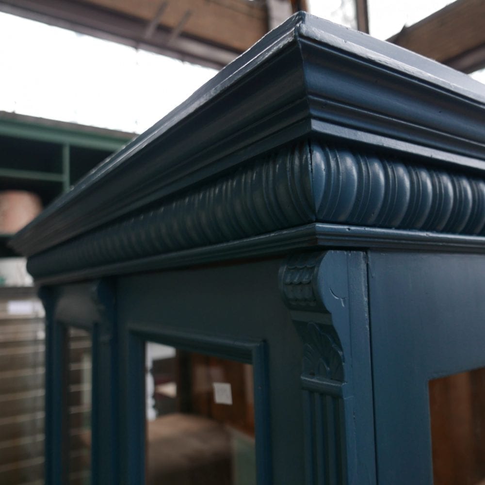 blauwe vitrinekast