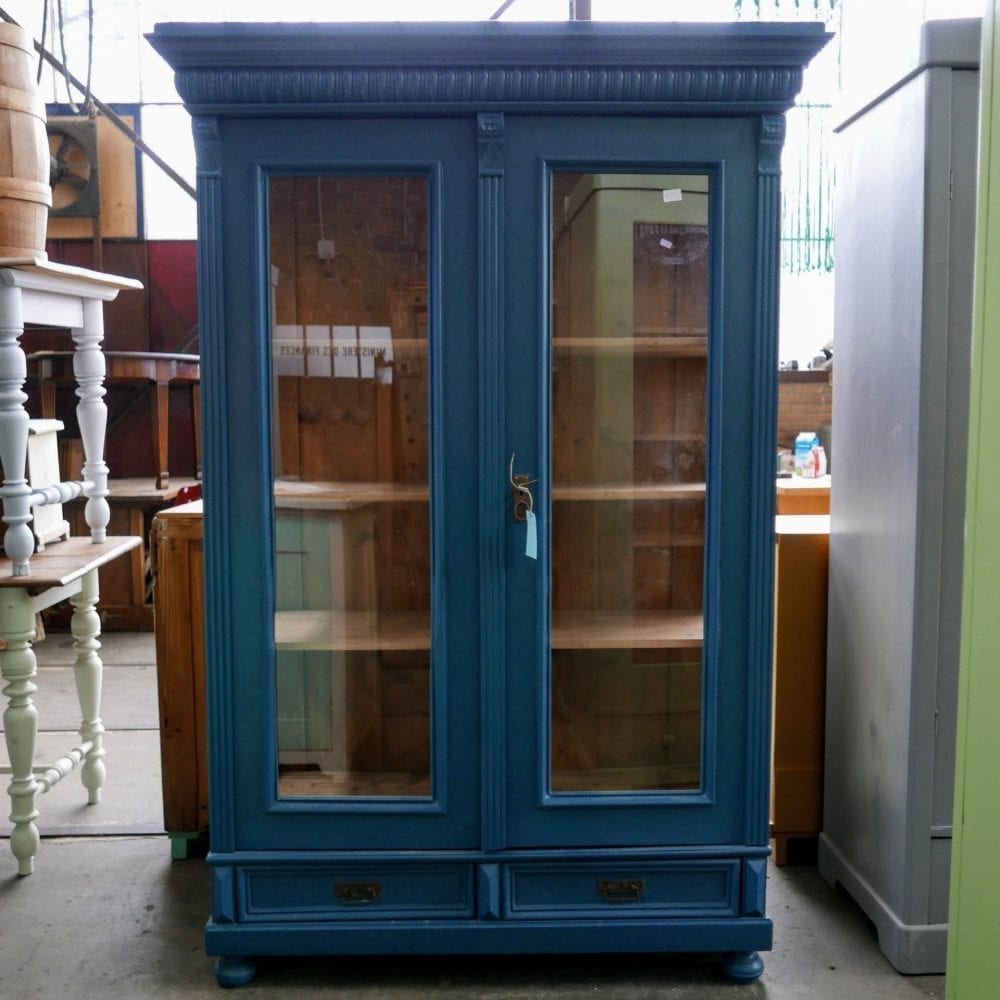 blauwe vitrinekast