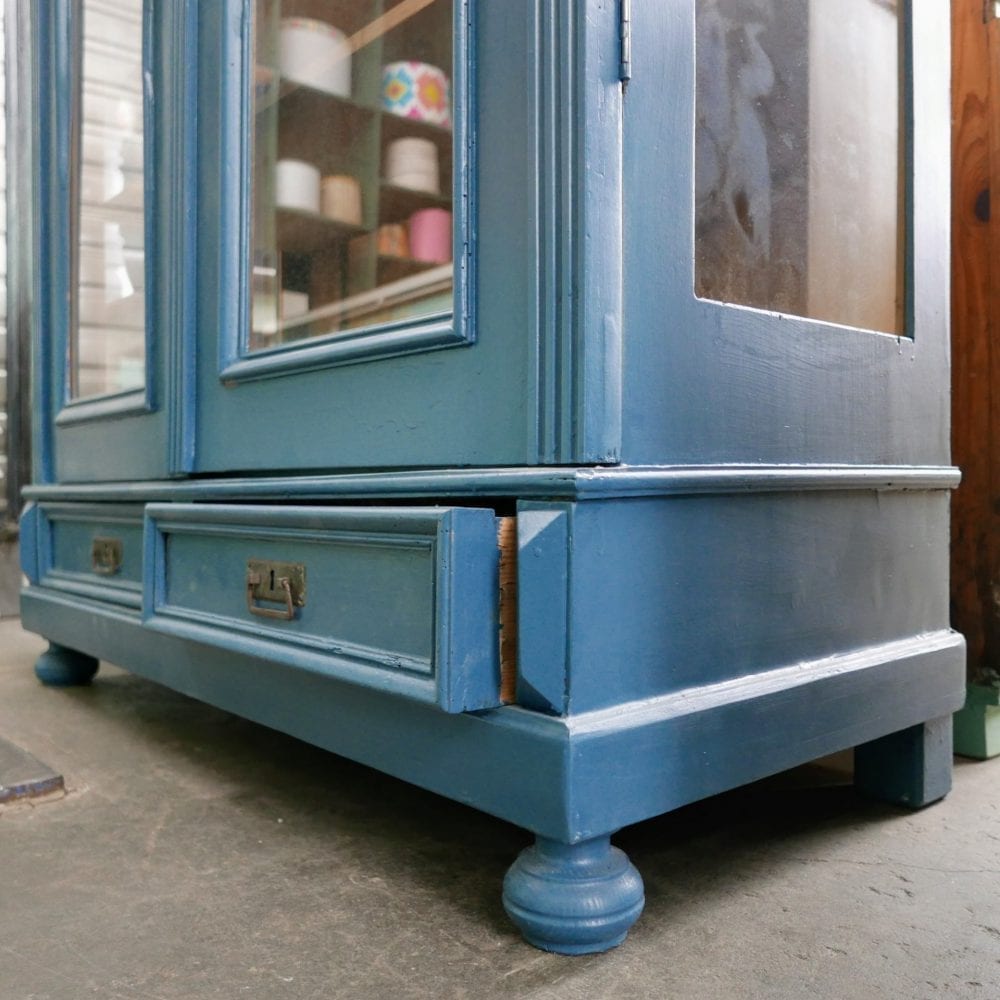blauwe vitrinekast