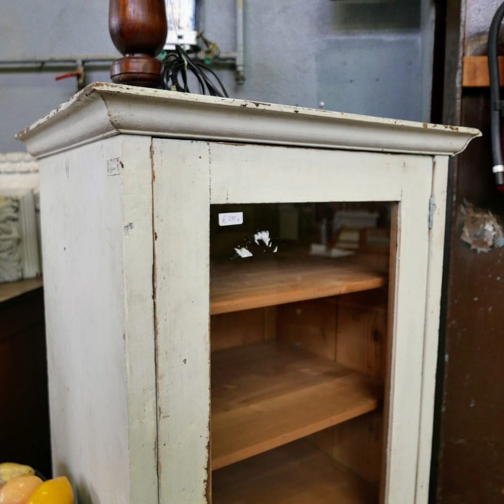 witte vitrinekast