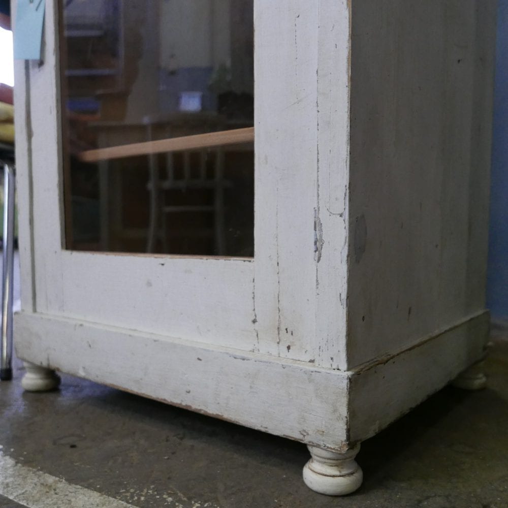 witte vitrinekast