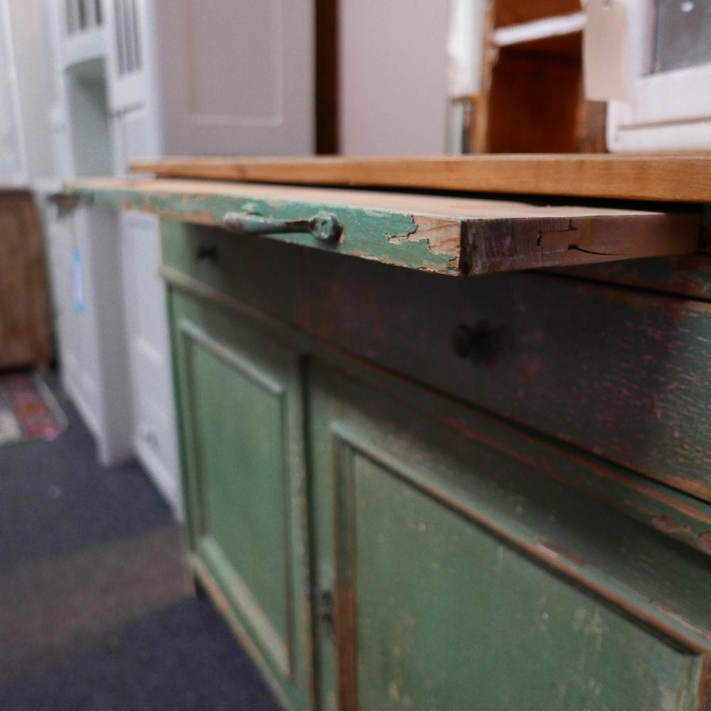 groene houten dressoir