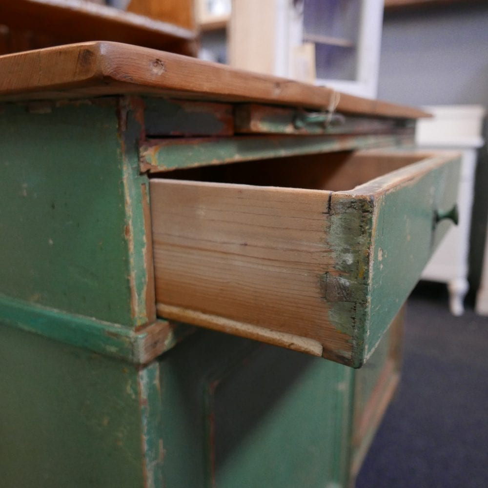 groene houten dressoir
