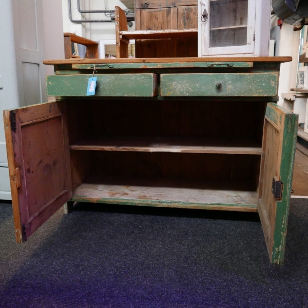 groene houten dressoir