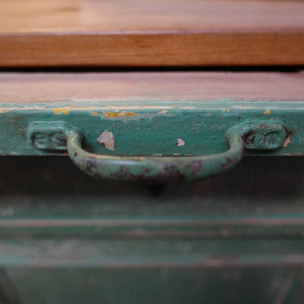 groene houten dressoir