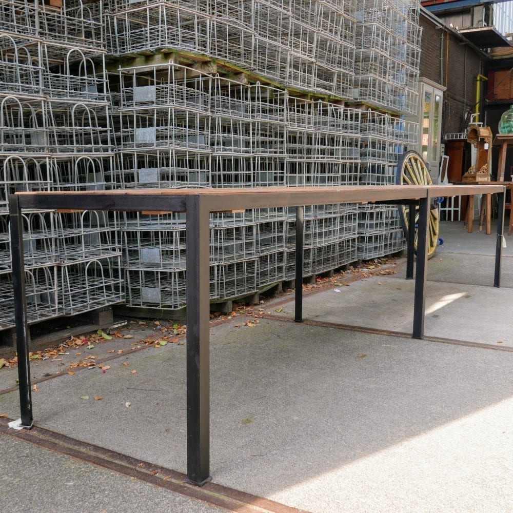 lange metalen tafel