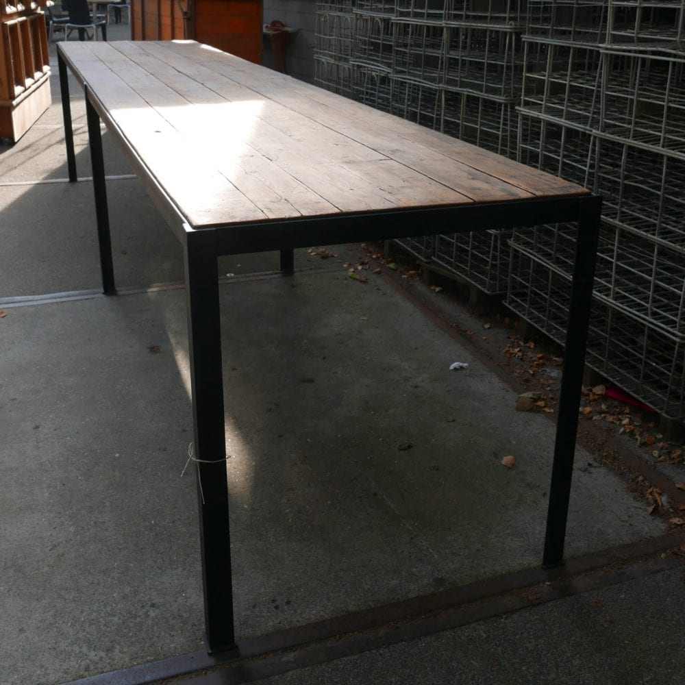 lange metalen tafel