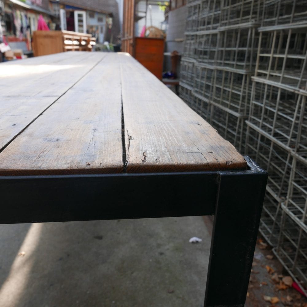 lange metalen tafel
