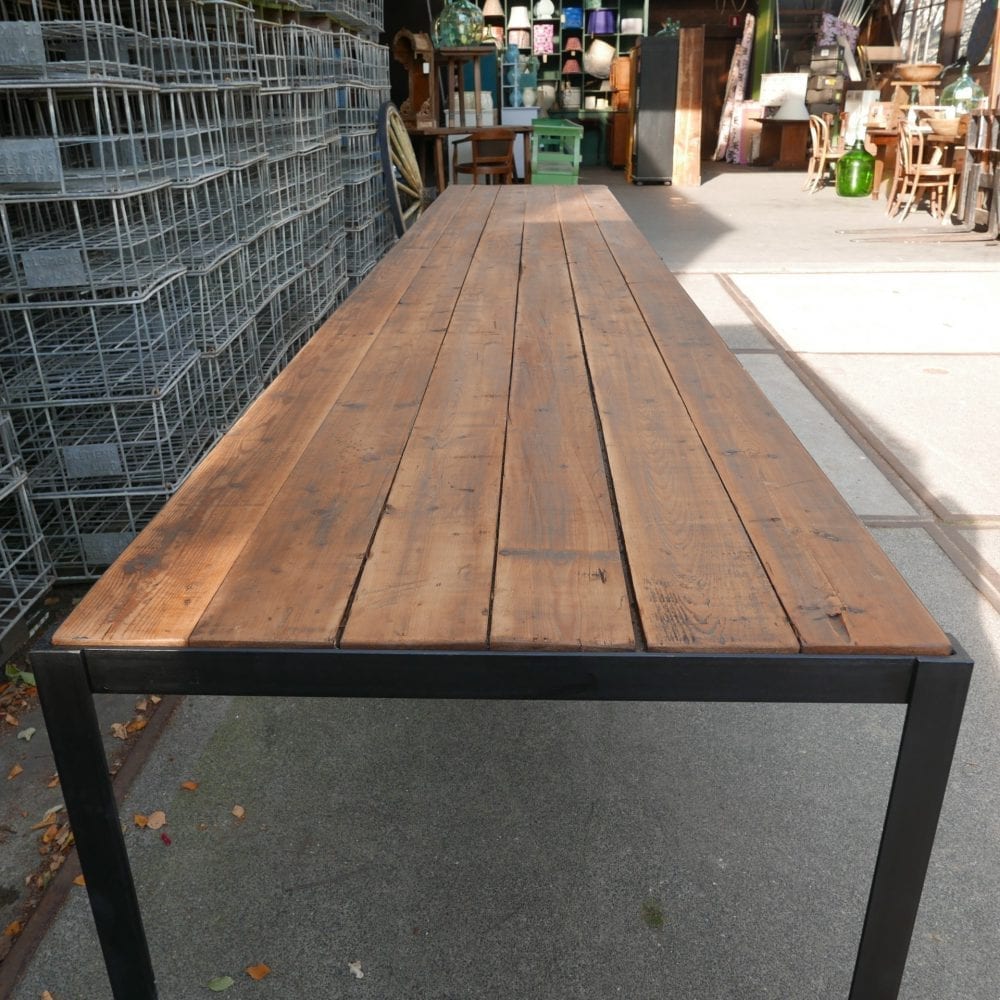 lange metalen tafel