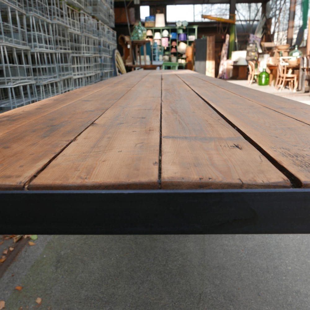lange metalen tafel