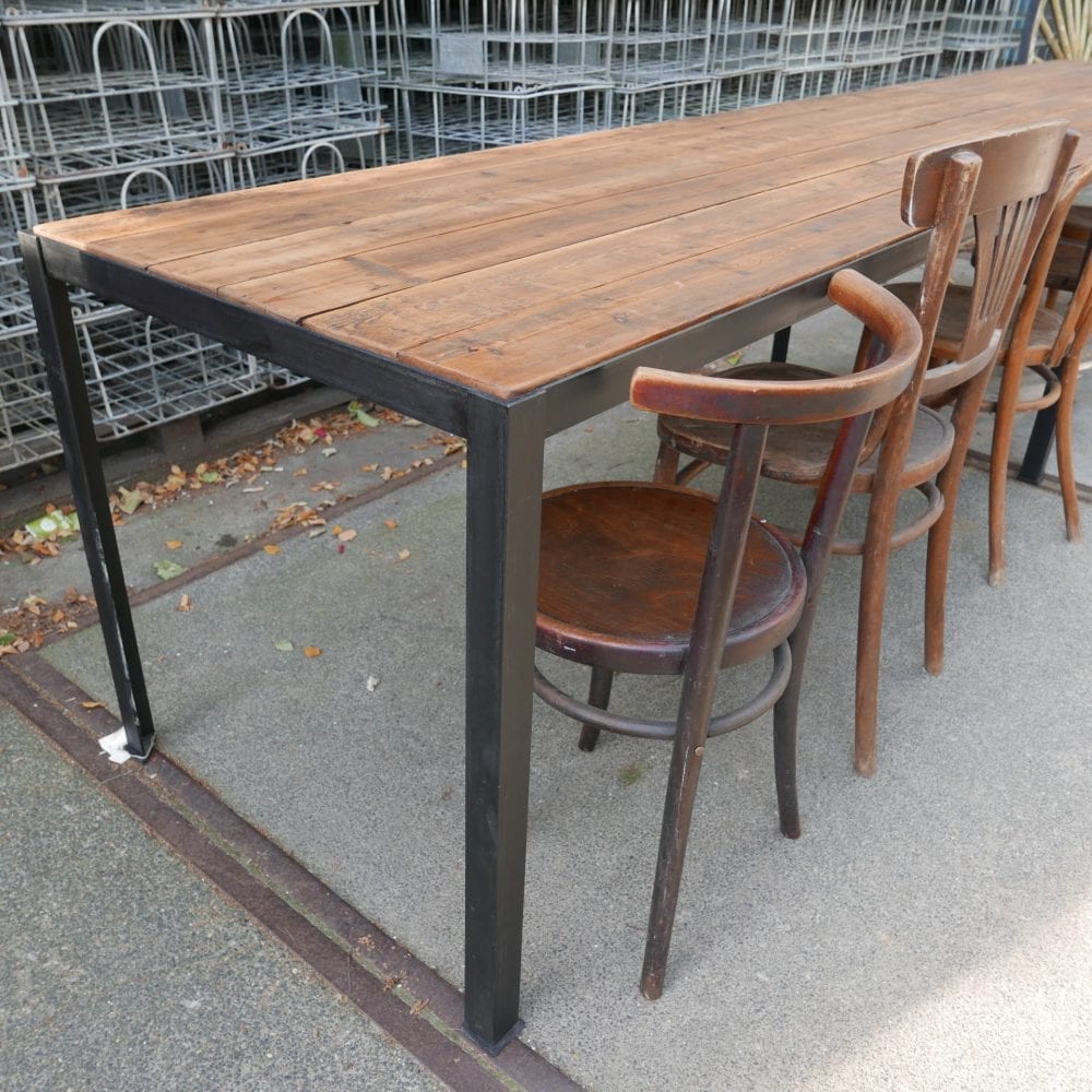 lange metalen tafel