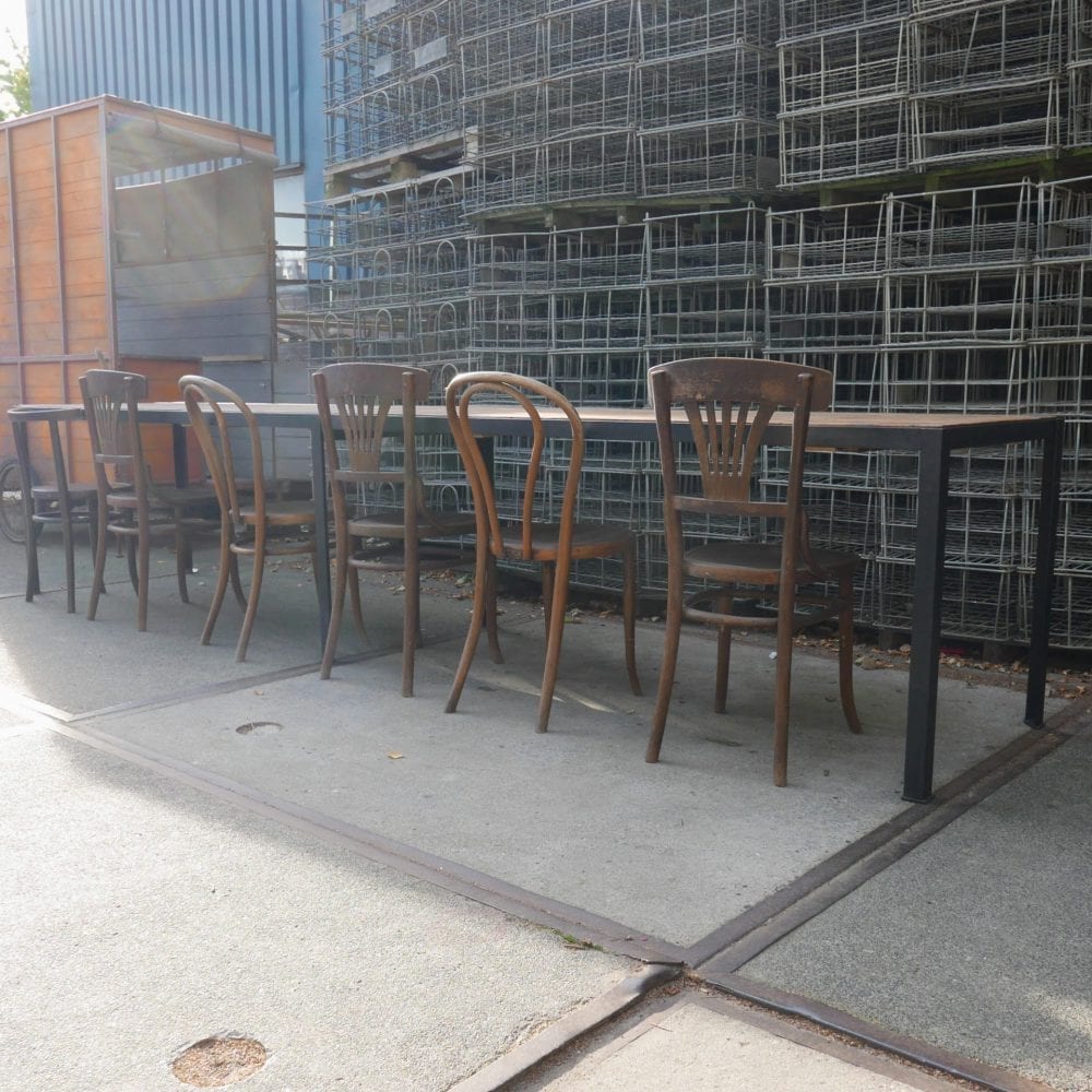 lange metalen tafel
