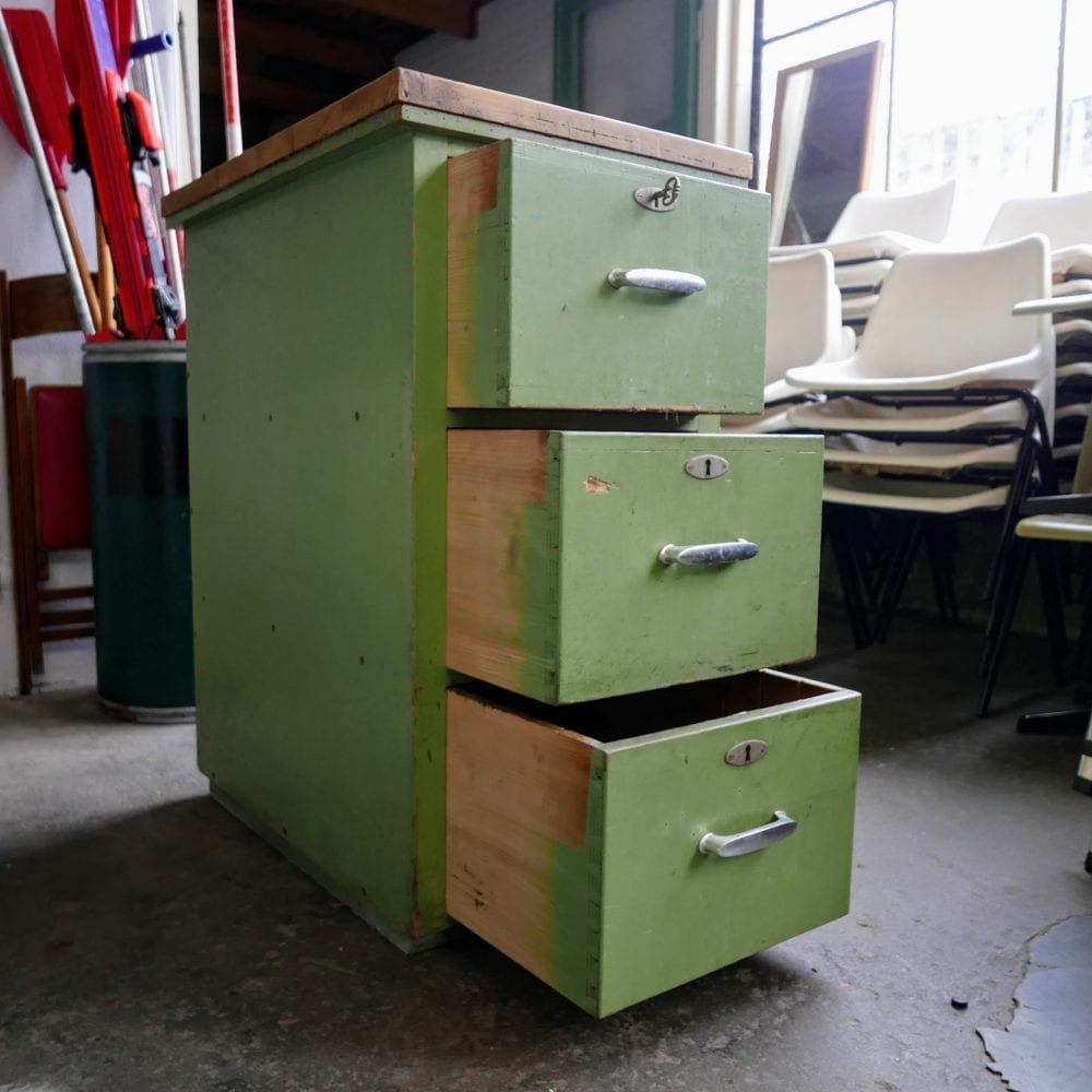 Groene houten ladekast