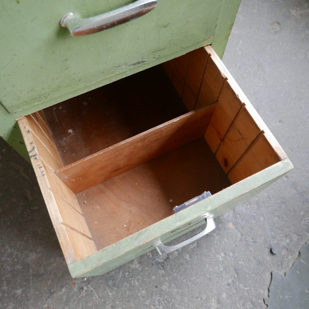 Groene houten ladekast