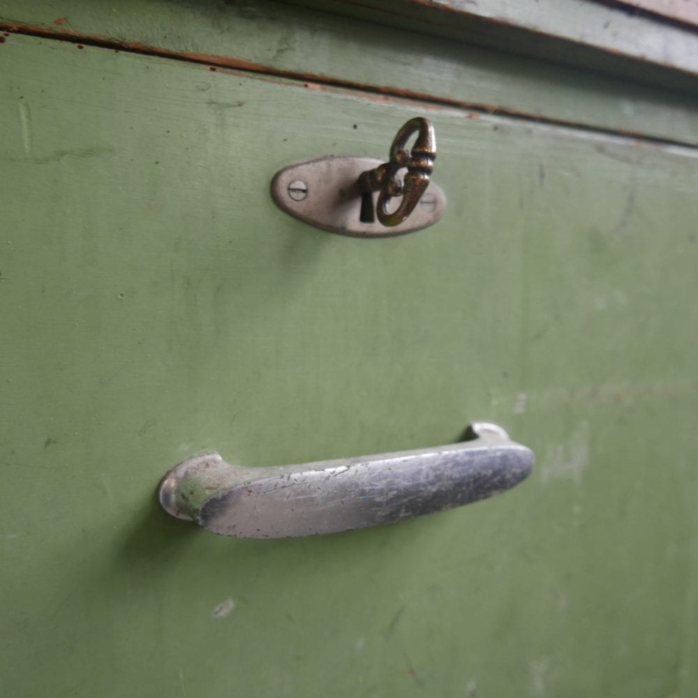 Groene houten ladekast