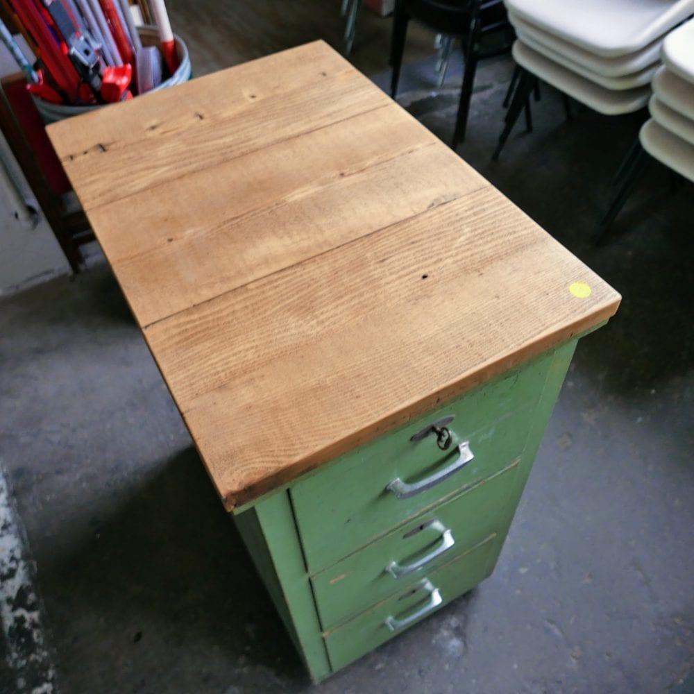 Groene houten ladekast