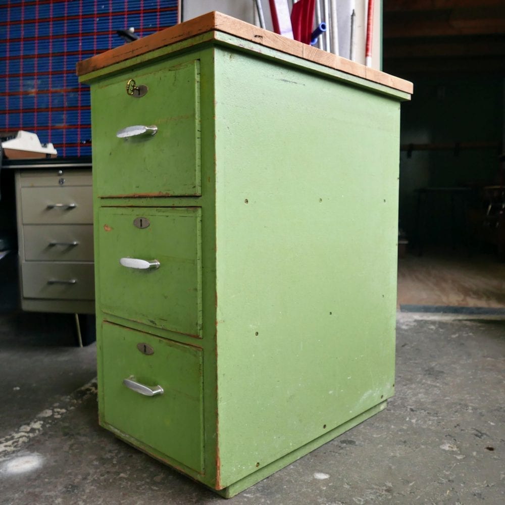 Groene houten ladekast