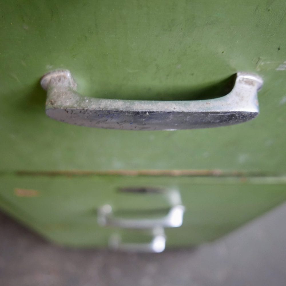 Groene houten ladekast