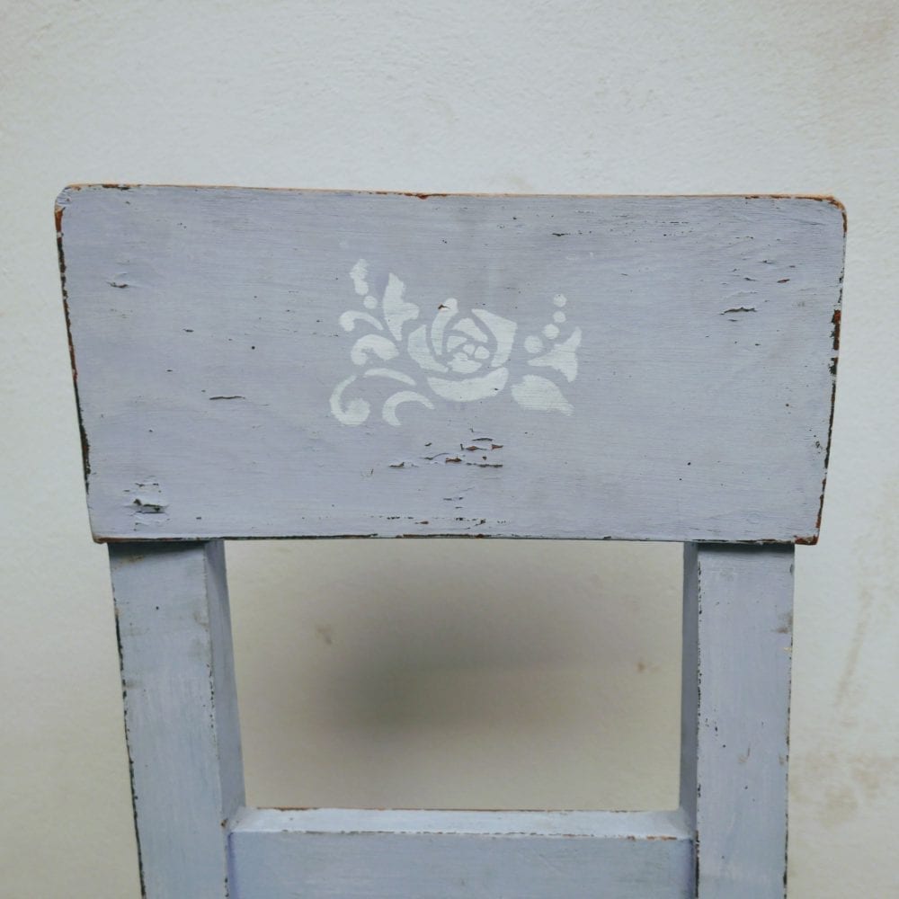 Blauwe houten stoel met roosje