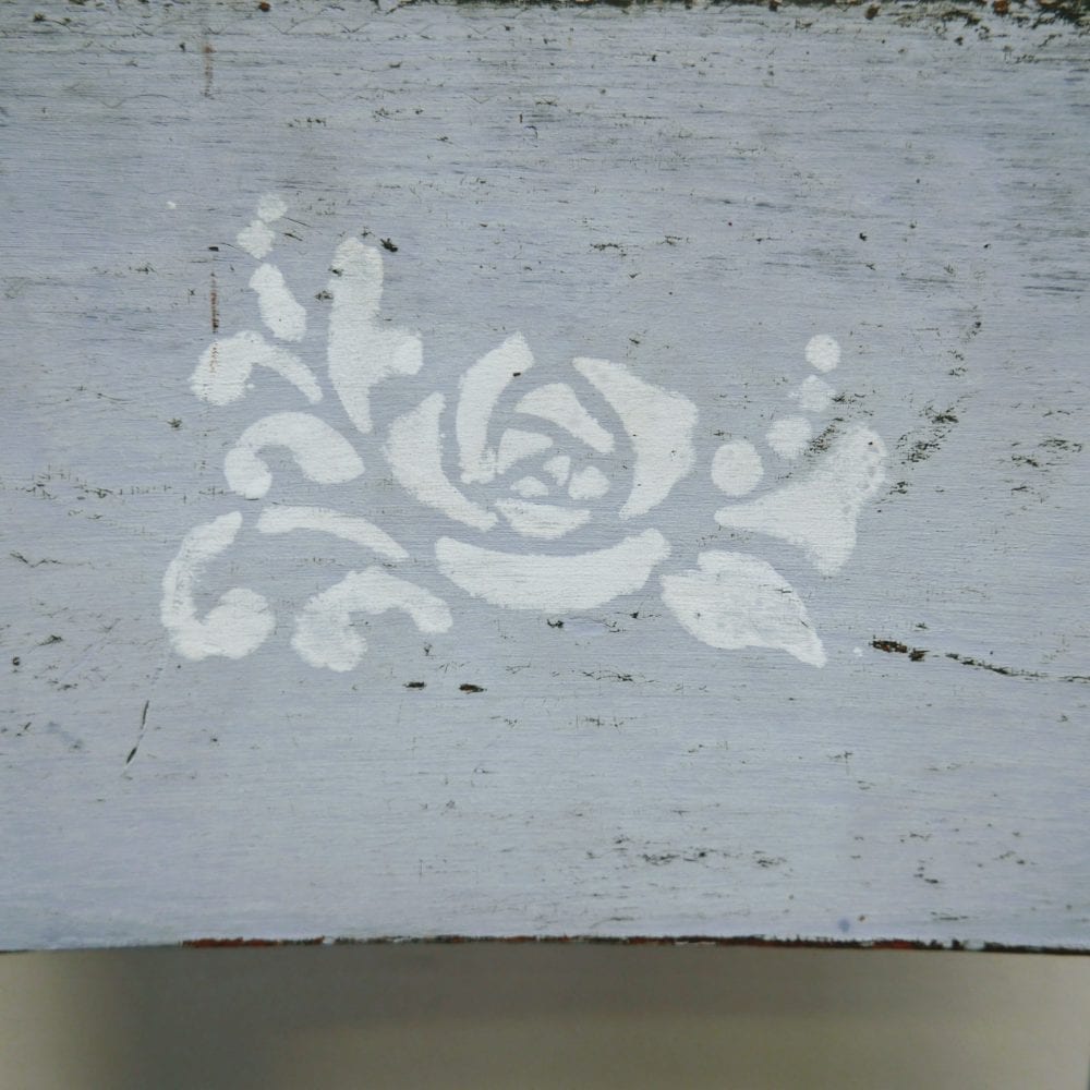 Blauwe houten stoel met roosje