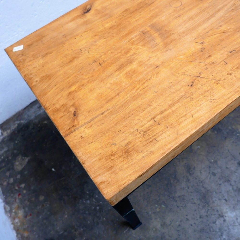 Industriële tafel met dik blad