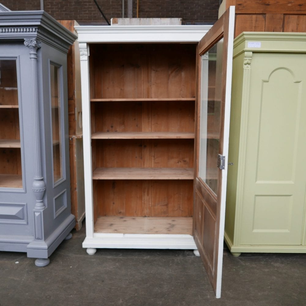 Witte houten vitrinekast