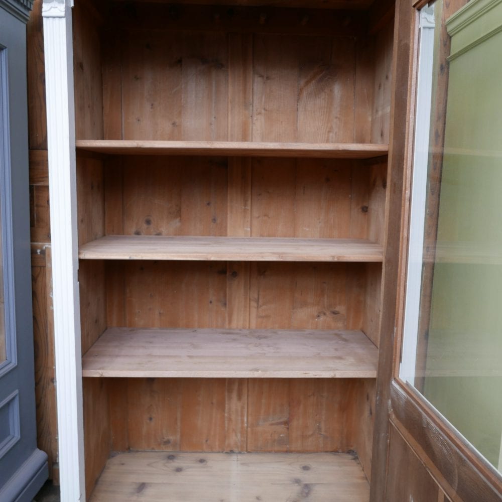 Witte houten vitrinekast