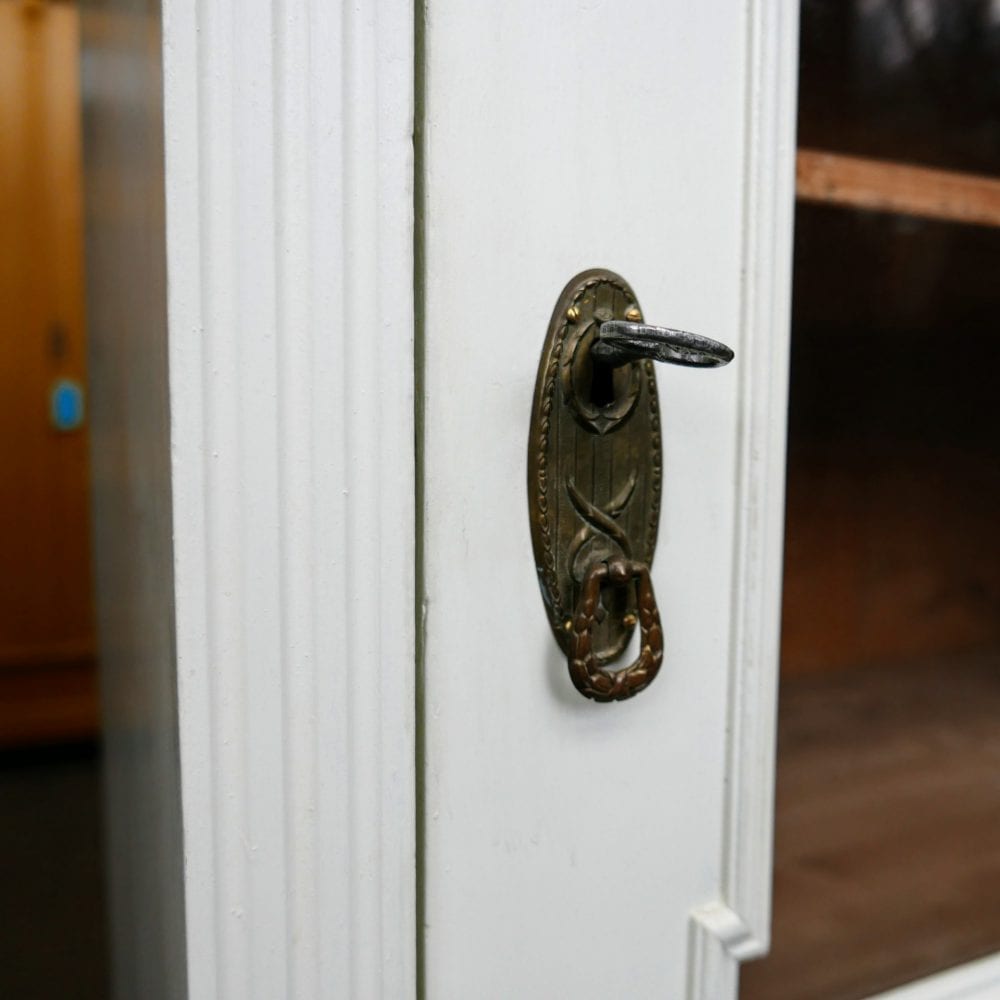 Witte houten vitrinekast