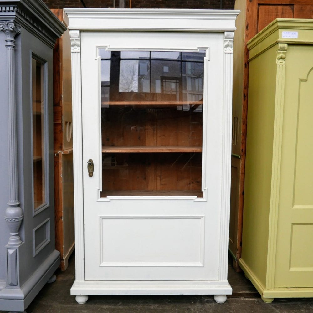 Witte houten vitrinekast