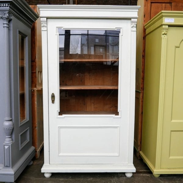 Witte houten vitrinekast