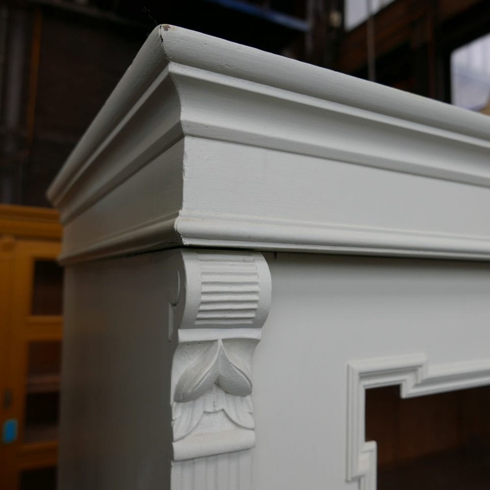 Witte houten vitrinekast