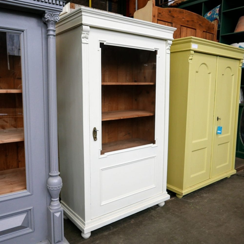 Witte houten vitrinekast