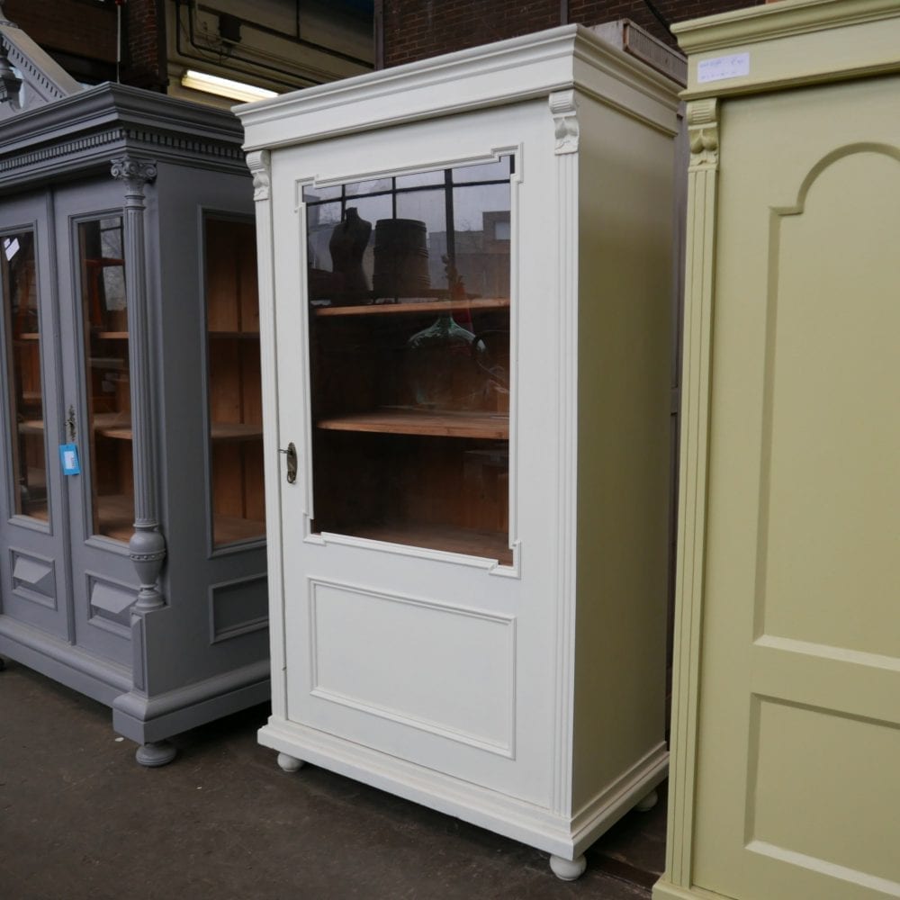 Witte houten vitrinekast