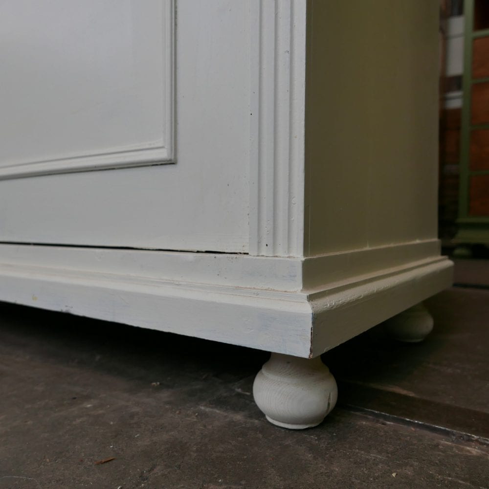 Witte houten vitrinekast
