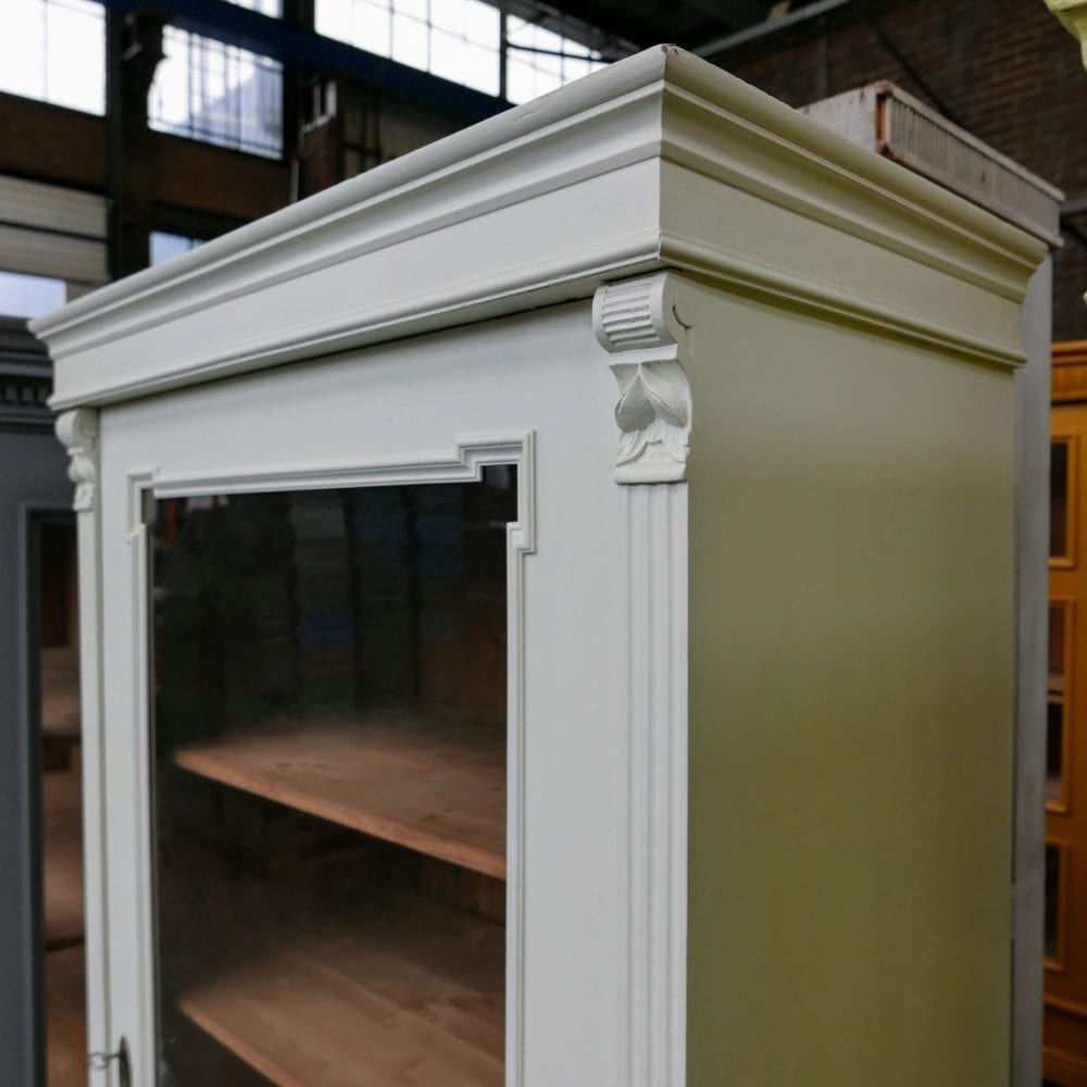 Witte houten vitrinekast
