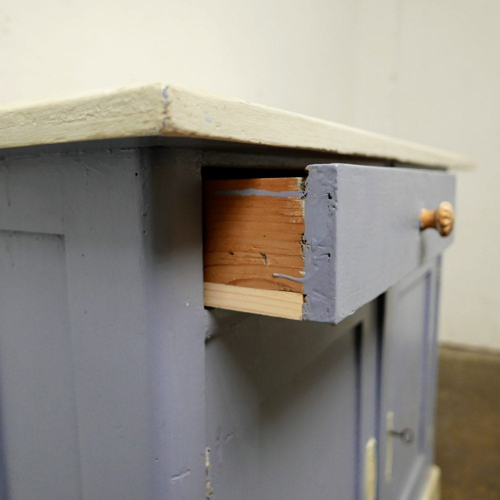 Paarse commode