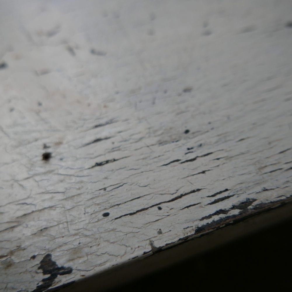 wit houten tafeltje
