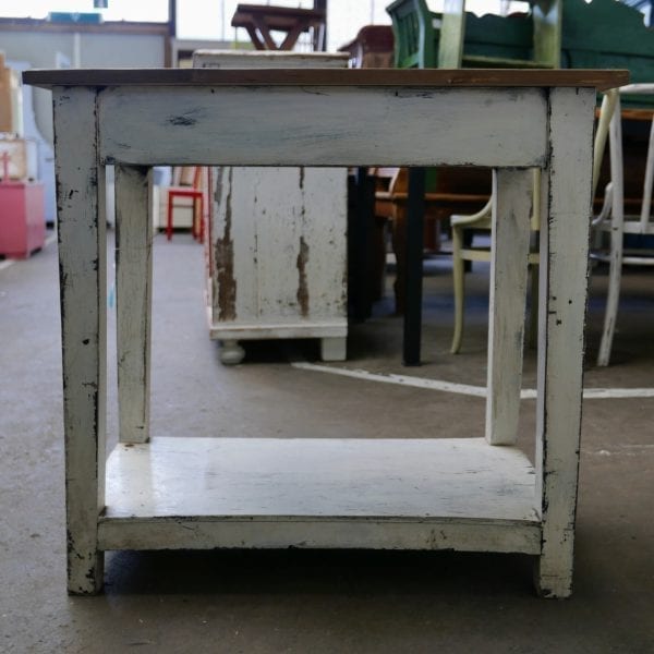 wit houten tafeltje