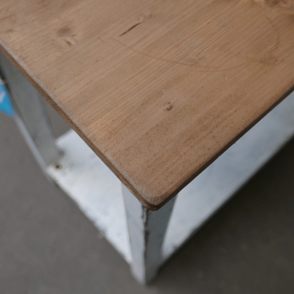 wit houten tafeltje