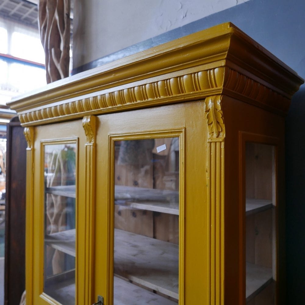 gele vitrinekast