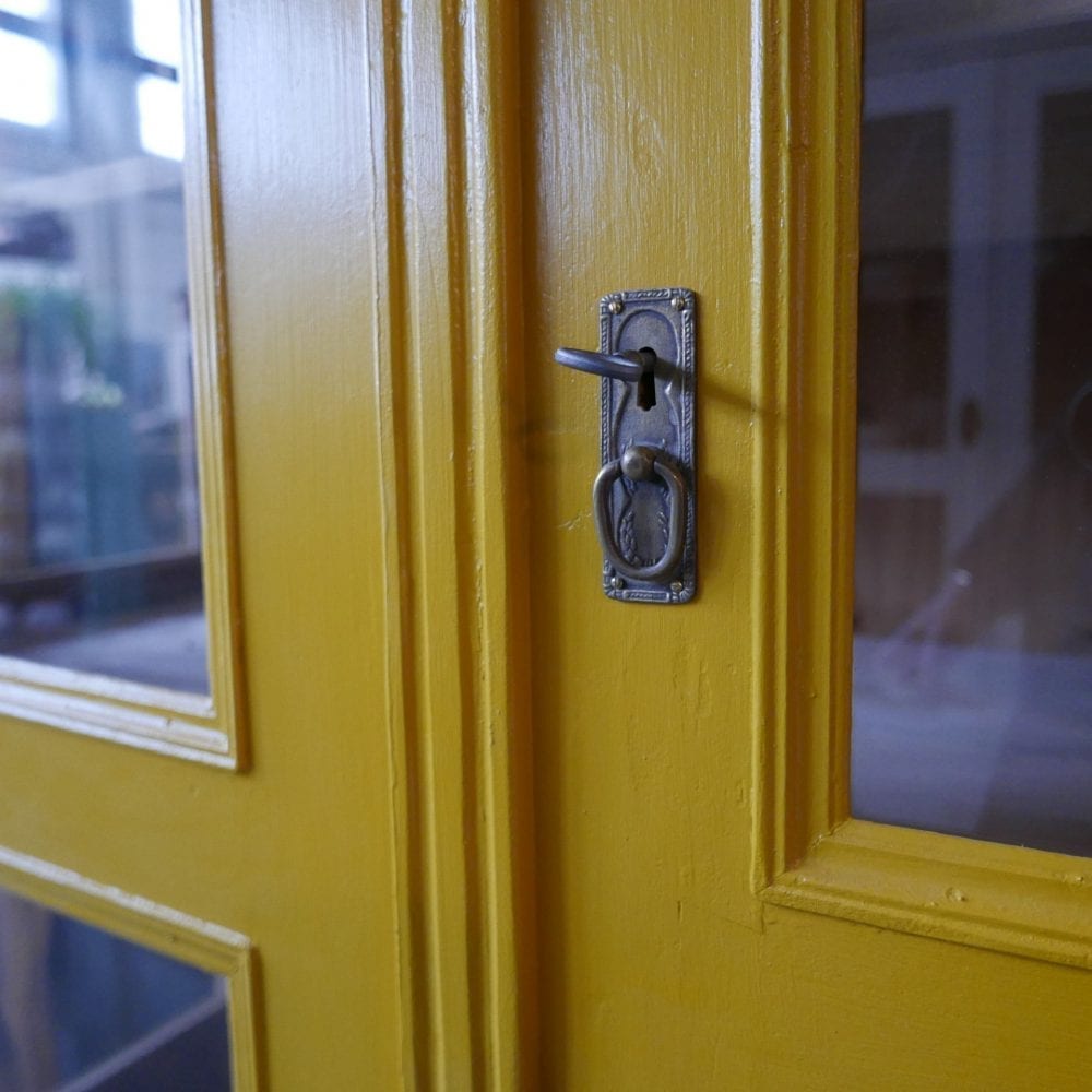 gele vitrinekast