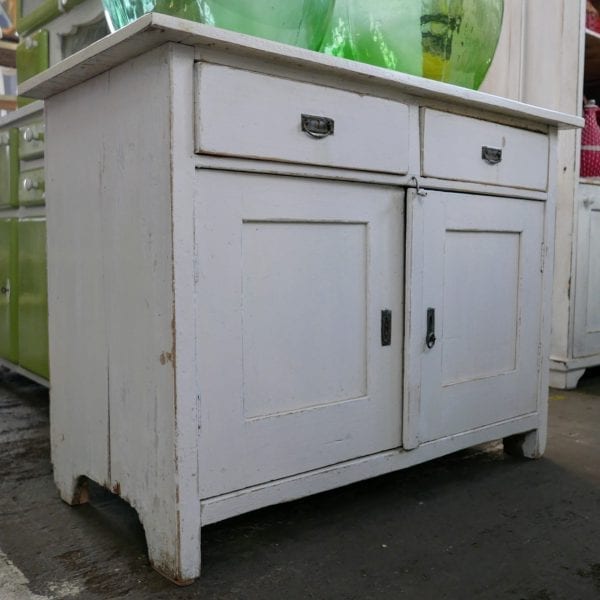 wit houten kastje