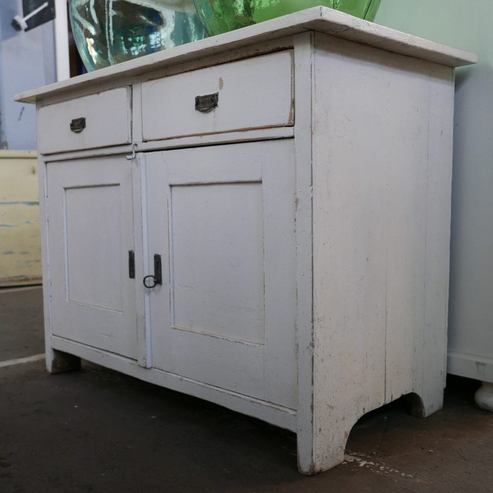 wit houten kastje