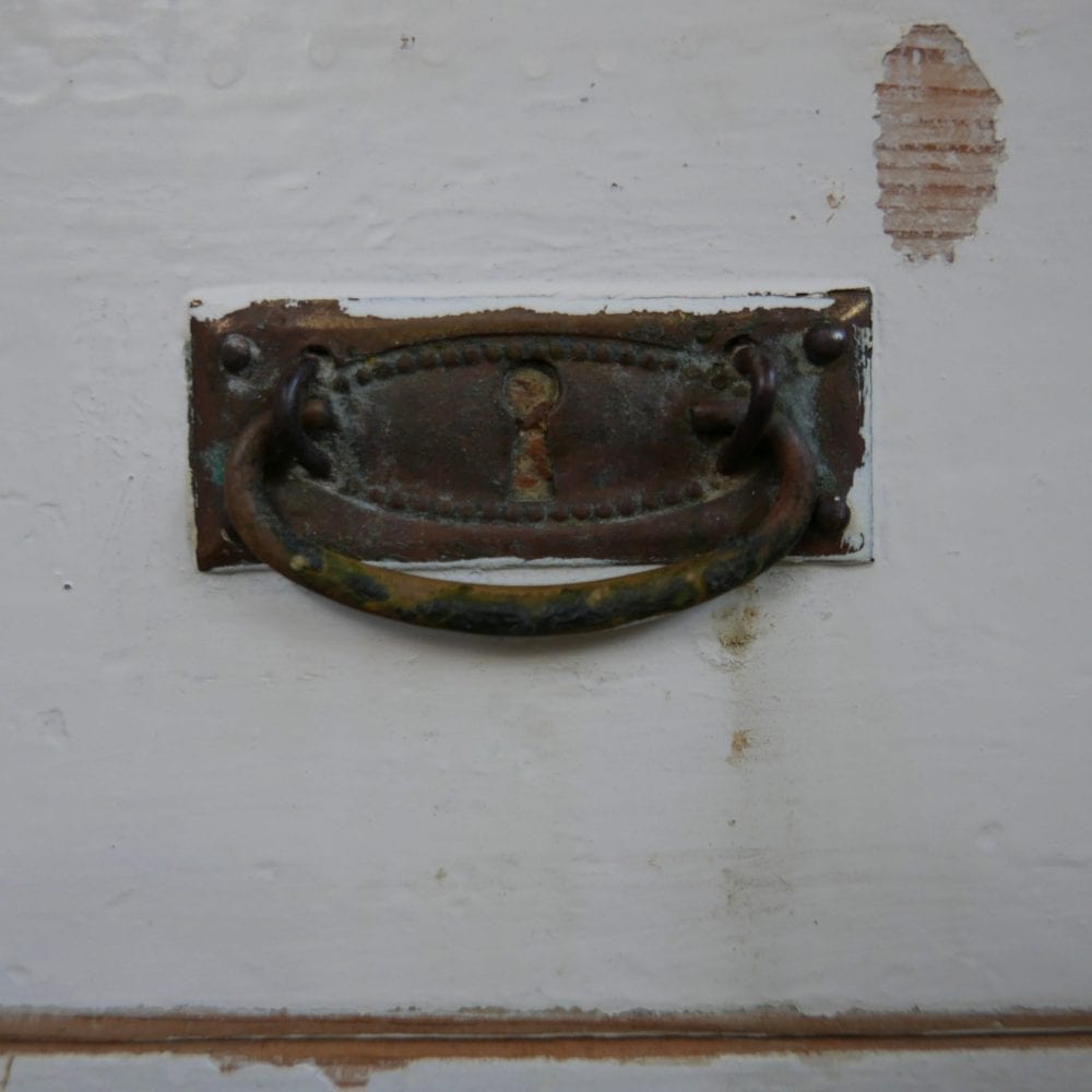 wit houten kastje