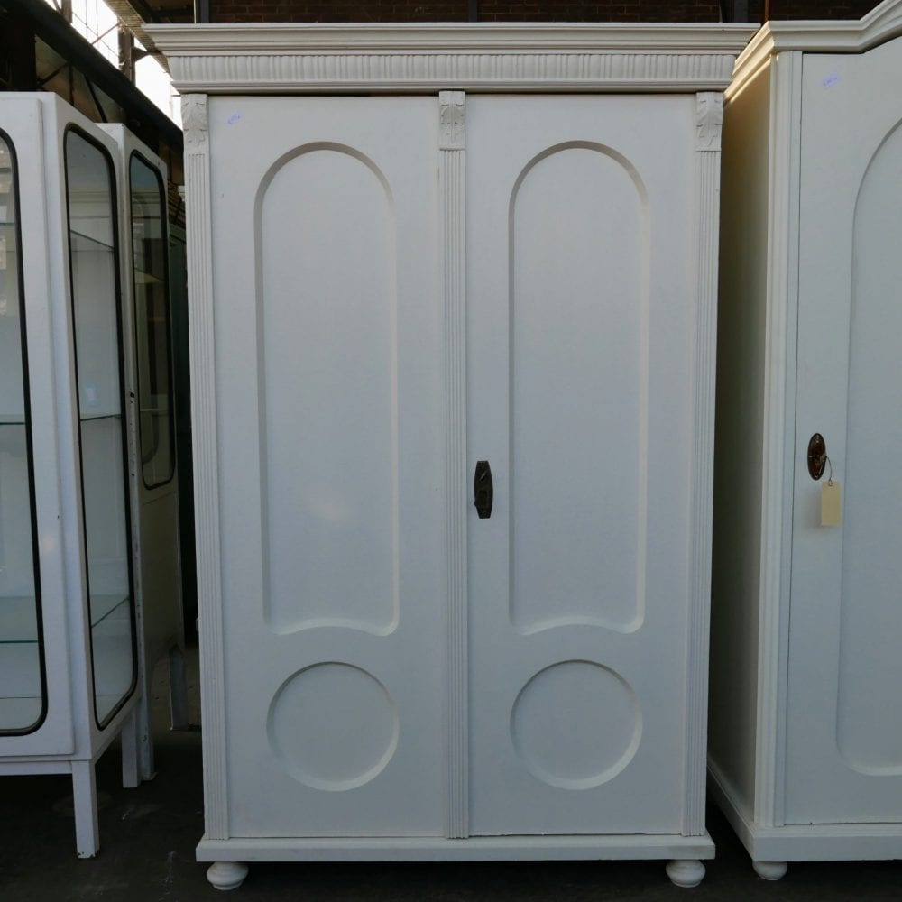 witte kledingkast
